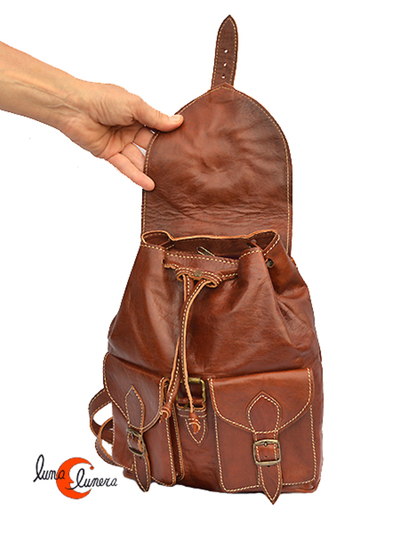 Mochiñla de piel pequeña. Esta imagen muestra elmodelo, los colores pueden no coincidir con el producto en venta.