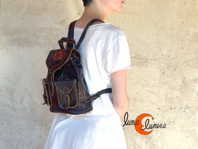 Mochiñla de piel pequeña. Esta imagen muestra elmodelo, los colores pueden no coincidir con el producto en venta.