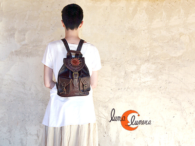 Mochiñla de piel pequeña. Esta imagen muestra elmodelo, los colores pueden no coincidir con el producto en venta.