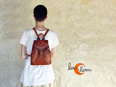 Mochiñla de piel mediana. Esta imagen muestra elmodelo, los colores pueden no coincidir con el producto en venta.