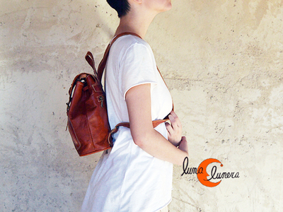 Mochiñla de piel mediana. Esta imagen muestra elmodelo, los colores pueden no coincidir con el producto en venta.