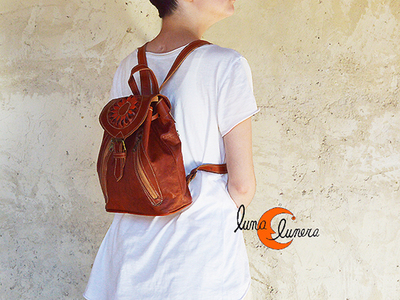 Mochiñla de piel mediana. Esta imagen muestra elmodelo, los colores pueden no coincidir con el producto en venta.