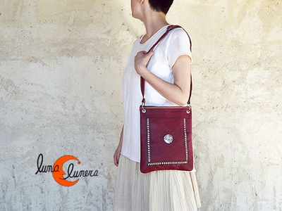 Esta imagen muestra el modelo y el tamaño, los colores pueden no corresponder con el bolso que está en venta.
