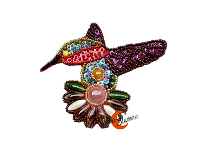 Broche con piezas de porcelana.