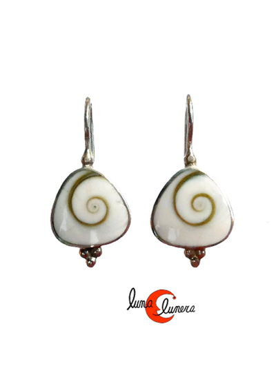 Pendientes de plata con caracola de mar.