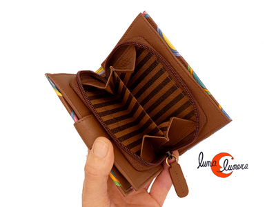 Cartera pequeña de piel. Esta imagen muestra el tamaño y el modelo, loscolores pueden no corresponder con el producto que está en venta.