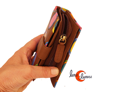 Cartera pequeña de piel. Esta imagen muestra el tamaño y el modelo, loscolores pueden no corresponder con el producto que está en venta.