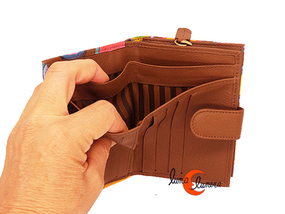 Cartera pequeña de piel. Esta imagen muestra el tamaño y el modelo, loscolores pueden no corresponder con el producto que está en venta.