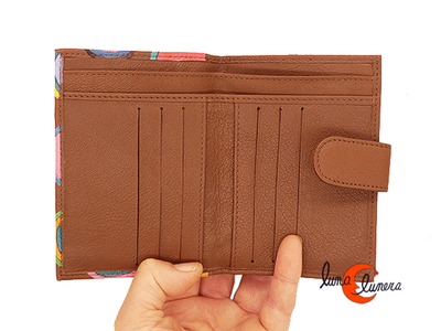 Cartera pequeña de piel. Esta imagen muestra el tamaño y el modelo, loscolores pueden no corresponder con el producto que está en venta.