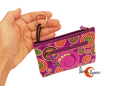 Monedero de piel Shanti. Esta imagen muestra el modelo y eltamaño, los colores pueden no coincidir con elproducto en venta.