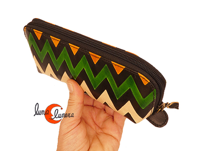 Estuche o neceser de piel. La imagen muestra el tamaño y elmodelo, puede no coincidir con el producto en venta.