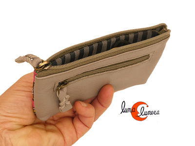 Monedero de piel muy suave.La imágen enseña el modelo, puede no coincidir con el producto que está en venta.