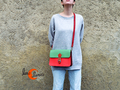 Esta imagen muestra el modelo y el tamaño del bolso, los colores pueden no coincidir con el que está en venta.