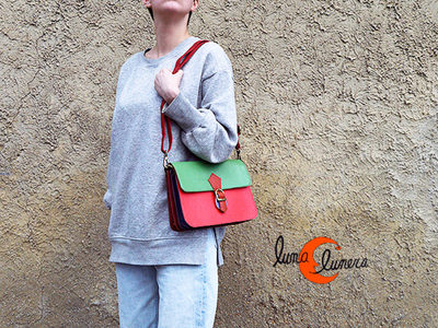 Esta imagen muestra el modelo y el tamaño del bolso, los colores pueden no coincidir con el que está en venta.
