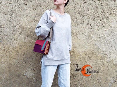 Esta imagen muestra el modelo y el tamaño, los colores pueden no corresponder con el bolso que está en venta