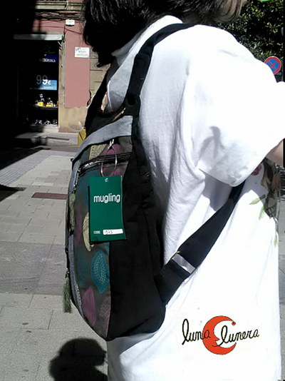 Esta imagen muestra el tamaño y el modelo. Los colores pueden no coincidir con la mochila que está en venta.