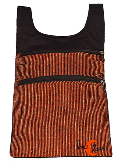 Traseras de mochilas reversibles. En estas fotos se enseña la distribuición de las cremalleras, Los colores corresponderán con el recuadro pequeño de la mochila que está en venta.