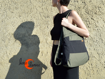 Esta imagen muestra el modelo, los colores pueden no coincidir con la mochila que está en venta.