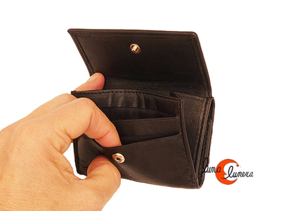 Cartera pequeña de piel con billetero y monedero independiente.
