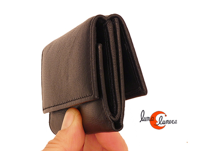 Cartera pequeña de piel con billetero y monedero independiente.