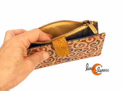 Cartera mediana de corcho con monedero con cremallera. SE enseña el modelo, los colores pueden ser diferentes al producto que está en venta.
