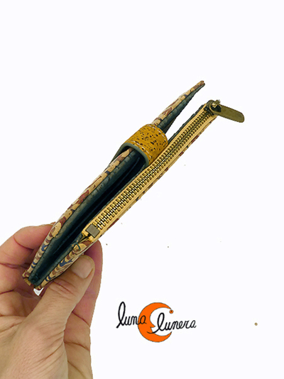 Cartera mediana de corcho con monedero con cremallera. SE enseña el modelo, los colores pueden ser diferentes al producto que está en venta.
