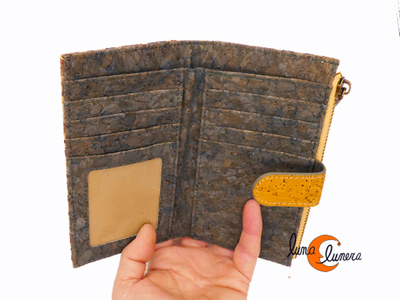 Cartera mediana de corcho con monedero con cremallera. SE enseña el modelo, los colores pueden ser diferentes al producto que está en venta.