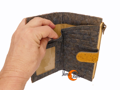 Cartera mediana de corcho con monedero con cremallera. SE enseña el modelo, los colores pueden ser diferentes al producto que está en venta.