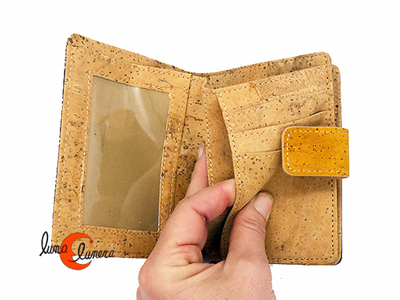Cartera pequeña vegana de corcho clásica. Se enseña el modelo, los colores pueden no coincidir con el monedero que está en venta