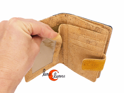 Cartera pequeña vegana de corcho clásica. Se enseña el modelo, los colores pueden no coincidir con el monedero que está en venta