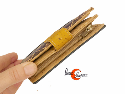 Cartera pequeña vegana de corcho clásica. Se enseña el modelo, los colores pueden no coincidir con el monedero que está en venta.