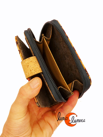 cartera monedero de corcho pequeña. Se enseña el modelo, los colores pueden no coincidir con el producto en venta.