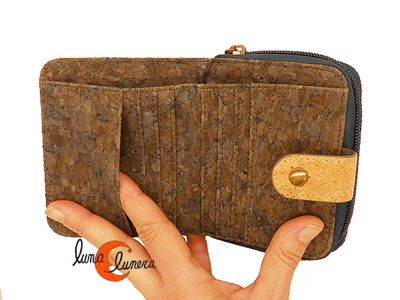 cartera monedero de corcho pequeña. Se enseña el modelo, los colores pueden no coincidir con el producto en venta.