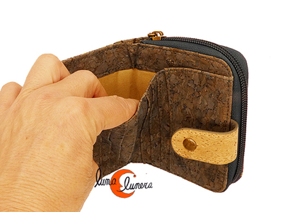 cartera monedero de corcho pequeña. Se enseña el modelo, los colores pueden no coincidir con el producto en venta.