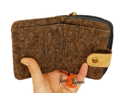 cartera monedero de corcho pequeña. Se enseña el modelo, los colores pueden no coincidir con el producto en venta.