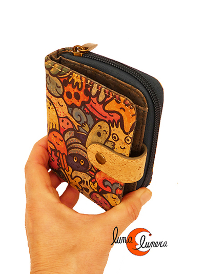 cartera monedero de corcho pequeña. Se enseña el modelo, los colores pueden no coincidir con el producto en venta.
