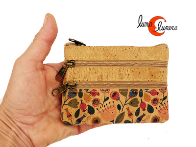 Monedero de corcho pequeño tres cremalleras.