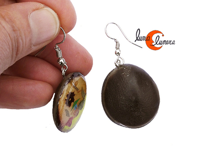 Pendientes de resina con base de semilla.