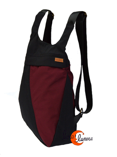 Mochila de tela impermeable. Los colores pueden no coincidir con el modelo en venta.