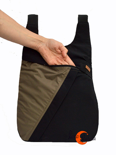 Mochila de tela impermeable. Los colores pueden no coincidir con el modelo en venta.