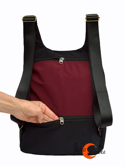 Mochila de tela impermeable. Los colores pueden no coincidir con el modelo en venta.