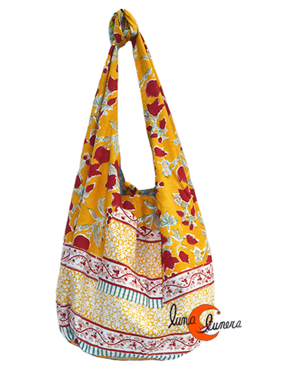 Reverso del bolso florecillas amarillas.