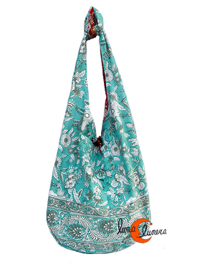 Reverso bolso saco de tela rojo con flores.