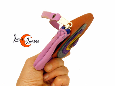 Monedero grande de piel con cremallera, solapa con velcro.