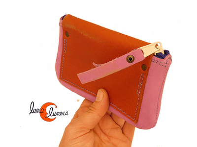 Monedero grande de piel con cremallera, solapa con velcro.