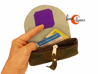 Monedero grande de piel con cremallera, solapa con velcro.