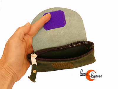 Monedero grande de piel con cremallera, solapa con velcro.