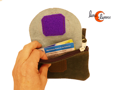 Monedero grande de piel con cremallera, solapa con velcro.