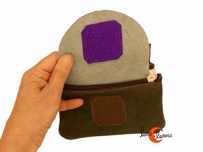 Monedero grande de piel con cremallera, solapa con velcro.