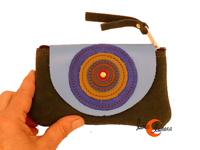 Monedero grande de piel con cremallera, solapa con velcro.
